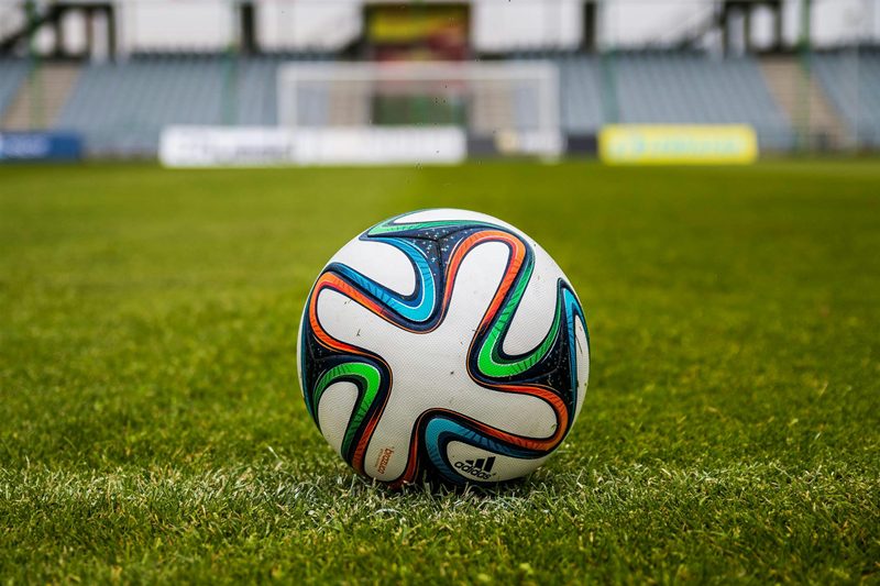 축구 심판 축구 경기장에 축구공이 놓여있는 모습