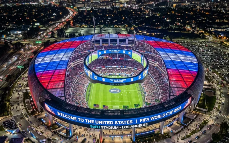 2026 FIFA 월드컵이 열리는 미국 경기장의 역동적인 모습과 빛나는 월드컵 트로피